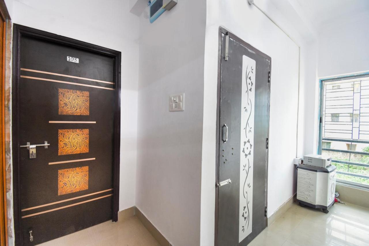 Oyo Flagship Mishika Homes Kolkata Bagian luar foto